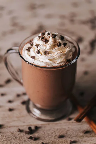 Eine Vertikale Aufnahme Einer Tasse Heißer Schokolade Auf Dem Hölzernen — Stockfoto