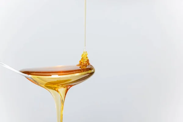 Eine Nahaufnahme Von Honig Der Einen Silbernen Löffel Auf Weißem — Stockfoto