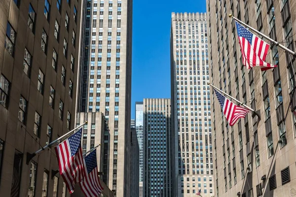 Piękne Ujęcie Amerykańskich Flag Wiszących Budynkach Słoneczny Dzień Nowym Jorku — Zdjęcie stockowe