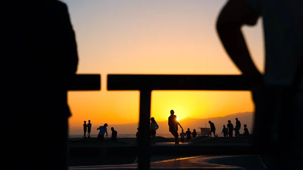 Une Silhouette Personnes Skate Park Los Angeles — Photo
