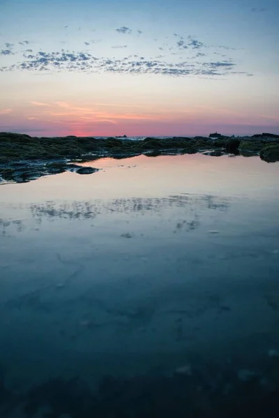 Eine Vertikale Aufnahme Des Sonnenuntergangs Auf Der Isle Wight — Stockfoto