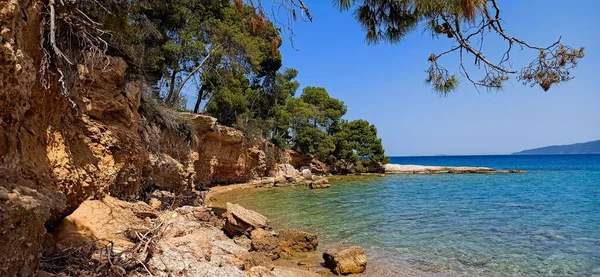 Сценічний Панорамний Вид Тихий Пляж Оточений Скелями Істмії Греція Літній — стокове фото