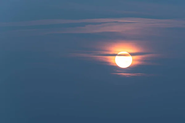 Позднее Солнце Облачном Небе — стоковое фото
