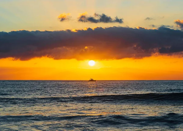 Uma Vista Panorâmica Barco Navegando Nas Ondas Mar Pôr Sol — Fotografia de Stock