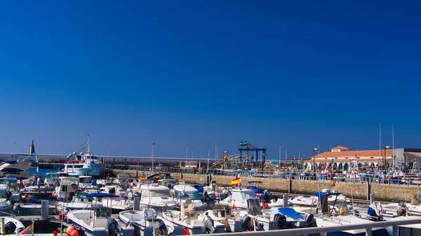 Vista Barcos Ancorados Contra Fundo Céu Azul Marbella Espanha — Fotografia de Stock