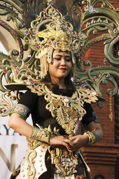 Seorang Model Dalam Kostum Carnaval Selama Peragaan Busana Kemerdekaan Indonesia — Stok Foto