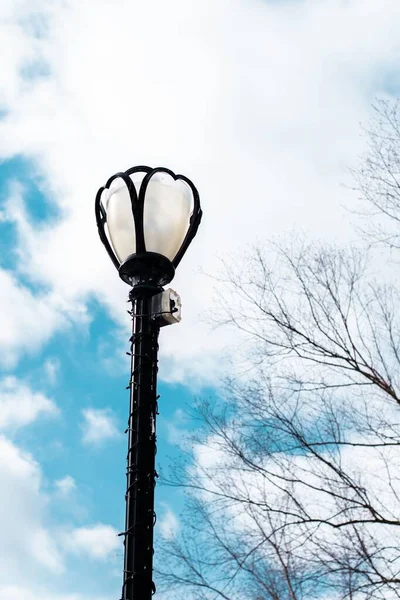 Een Lichtpaal Met Bewolkte Lucht Achtergrond — Stockfoto