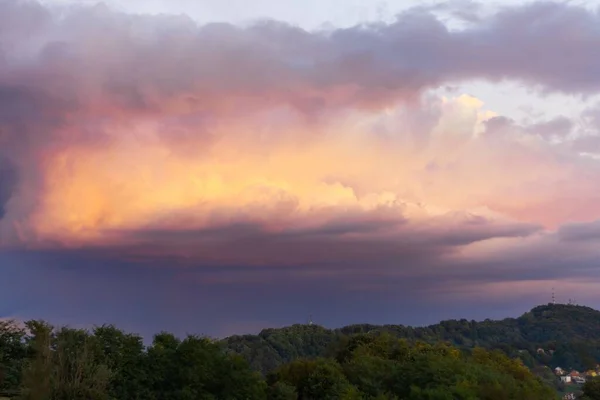 Вид Красивых Облаков Над Лесом Закате — стоковое фото