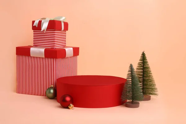 Niedliches Weihnachts Setup Mit Bunten Dekorationen Und Rotem Podest Für — Stockfoto