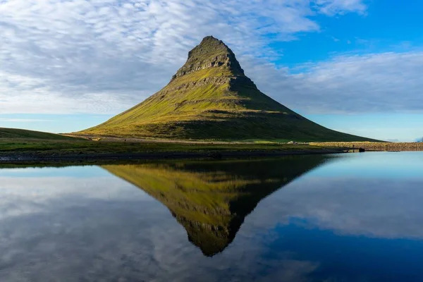 Malowniczy Widok Górę Kirkjufell Refleksją Nad Spokojnym Jeziorem Islandii — Zdjęcie stockowe