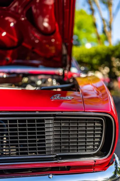 Piros Chevy Camaro Motorháztető Nyitva — Stock Fotó