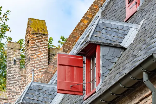 Nahaufnahme Eines Kleinen Roten Fensters Auf Dem Dach Eines Rustikalen — Stockfoto