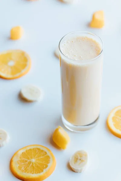 Vertikal Närbild Bild Ett Glas Milkshake Med Apelsiner Vit Bakgrund — Stockfoto