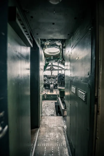 Túnel Uma Máquina Com Paredes Metálicas — Fotografia de Stock
