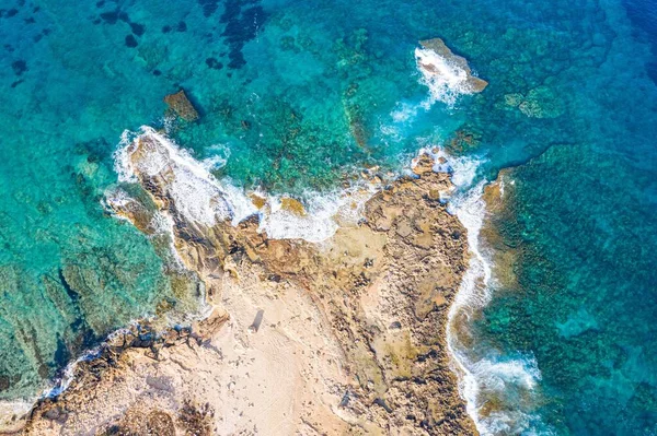 Antena Piankowych Fal Turkusowego Południowego Cypru Morze Podlewające Piaszczyste Wybrzeże — Zdjęcie stockowe