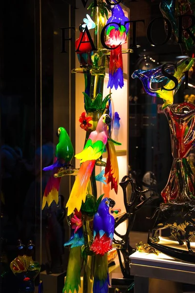 玻璃鹦鹉商店里用玻璃做的漂亮鹦鹉的垂直形结构 — 图库照片