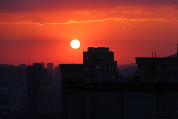 一张建筑物的轮廓和背景中美丽的落日 — 图库照片