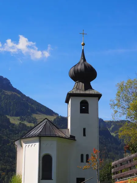 Pionowe Ujęcie Barokowego Alpejskiego Kościoła Bawarskiego Błękitnym Niebem Tle — Zdjęcie stockowe