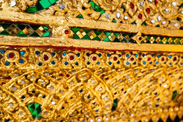 Nahaufnahme Einer Dekoration Mit Edelsteinen Und Gold — Stockfoto
