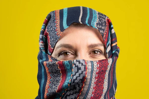 Портрет Женщины Хиджабе Смотрящей Камеру Изолированной Жёлтом Фоне Студии — стоковое фото