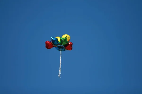 Een Behang Van Kleurrijke Gelukkige Ballonnen Drijvend Blauwe Lucht — Stockfoto