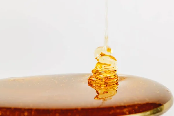 Eine Nahaufnahme Von Honig Der Einen Silbernen Löffel Auf Weißem — Stockfoto