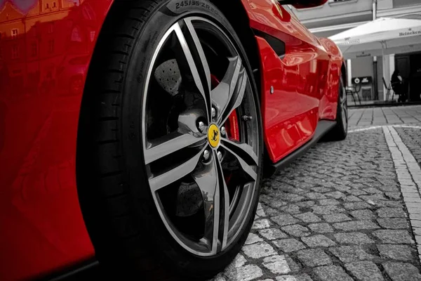 一辆红色法拉利汽车车轮的特写镜头 其中间有黄色的标志 — 图库照片