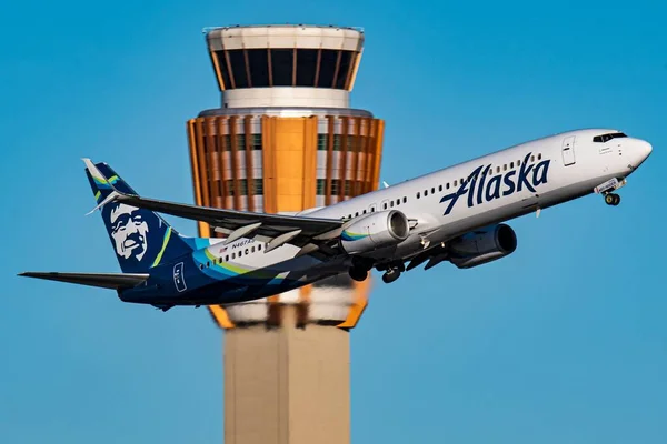 Alaska 737 900Er N467As Odlatująca Portu Phoenix Sky — Zdjęcie stockowe
