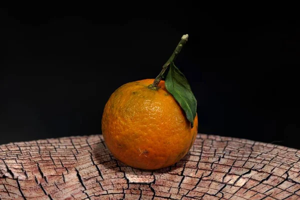 Соковитий Апельсиновий Цемент Зеленим Листом Тріснутій Дерев Яній Поверхні — стокове фото