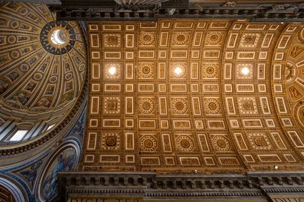 Aziz Peter Bazilikası Nın Alçak Açılı Görüntüsü Kasalı Tavanları Yuvarlak — Stok fotoğraf