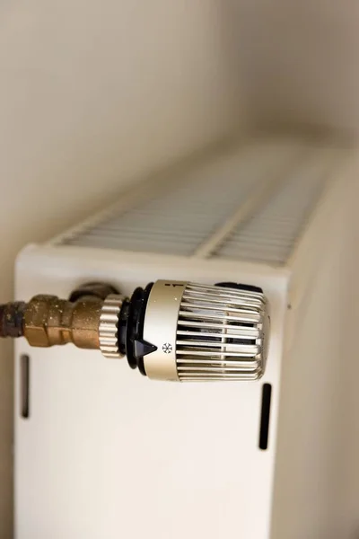 Een Verticaal Shot Van Thermostaat Van Verwarming Radiator Een Appartement — Stockfoto