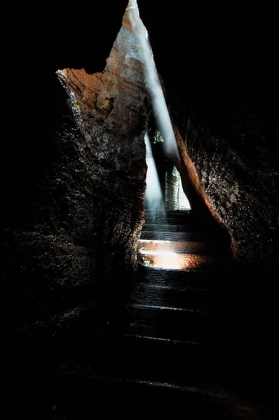 山と太陽の下の洞窟 — ストック写真