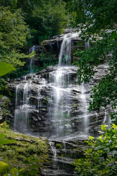 Een Verticaal Shot Van Een Waterval Bergen Georgia Tijdens Dag — Stockfoto