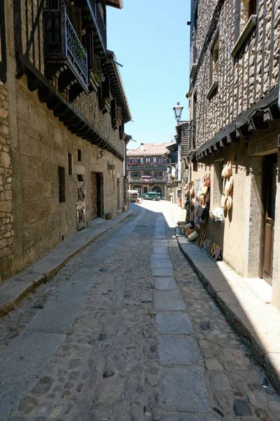 알베르 자갈로 전통적 건물들이 골목길의 — 스톡 사진