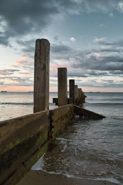 Stora Trävågbrytare Det Lugna Havet Den Dystra Himlen Isle Wight — Stockfoto