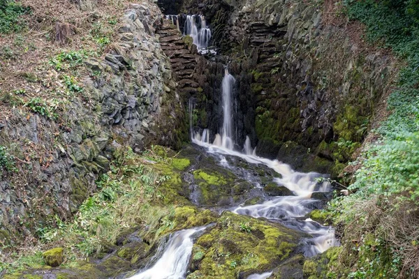 英国约克郡戴尔斯市克拉珀姆村的一个小瀑布景观 — 图库照片