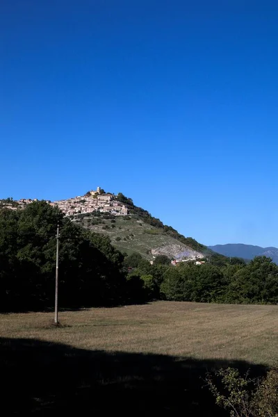 Pionowe Ujęcie Zielonego Pola Tle Miasta Wzgórzu Grumento Nova Włochy — Zdjęcie stockowe