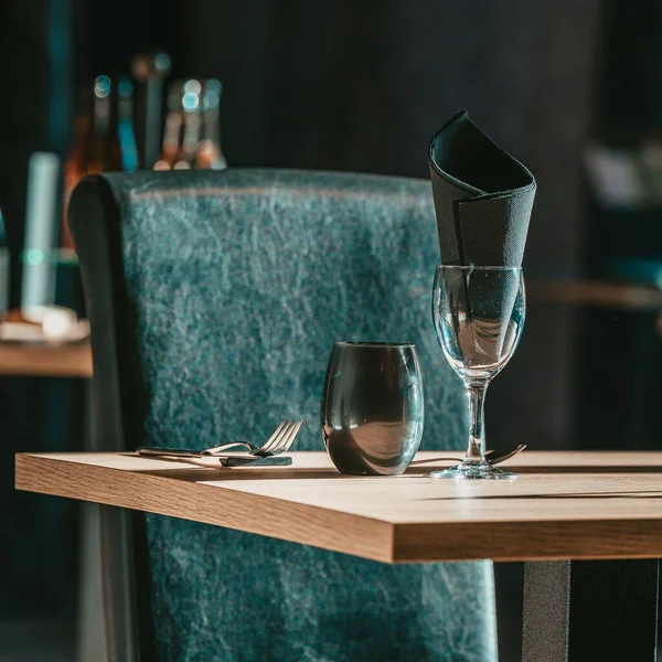 Detaillierte Ansicht Von Dekorativen Gläsern Auf Einem Modernen Restauranttisch Sonnenlicht — Stockfoto