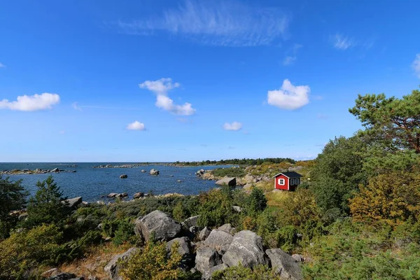 フィンランドの海に囲まれたユニークな赤い家 — ストック写真