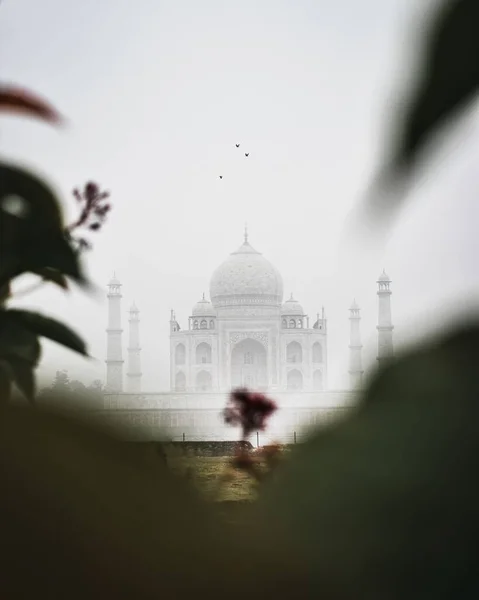 Eine Luftaufnahme Des Taj Mahal Bei Nebligem Tag — Stockfoto