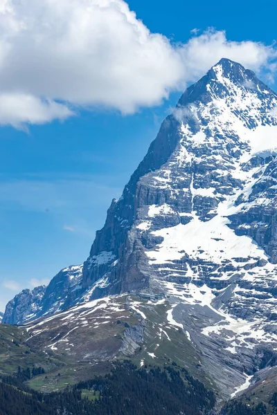在瑞士蓝天的映衬下 有白雪覆盖的贝奈斯阿尔卑斯山伊格尔山脉的垂直地带 — 图库照片