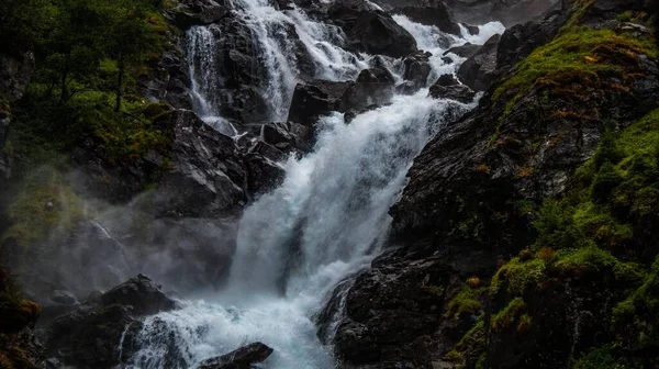 Una Vista Panorámica Una Cascada Que Fluye Sobre Las Musgosas — Foto de Stock