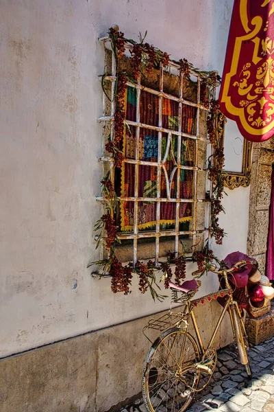Finestra Una Bicicletta Una Vecchia Casa Nel Centro Obidos Portogallo — Foto Stock