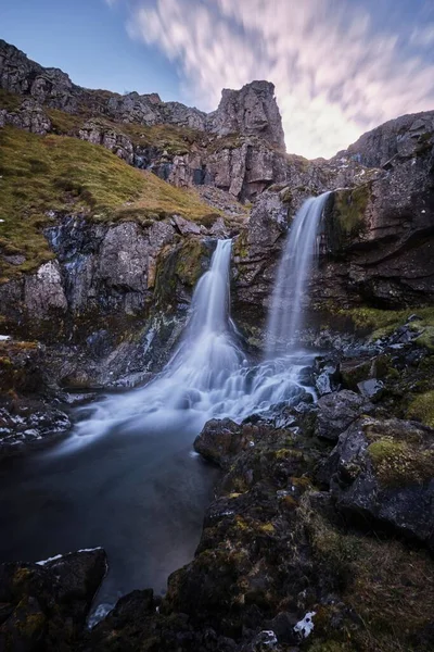 Pionowe Ujęcie Długiej Ekspozycji Wodospadu Klifbrekku Islandii — Zdjęcie stockowe
