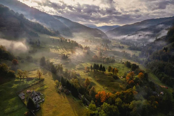 Ein Malerischer Blick Auf Die Mit Morgennebel Bedeckten Hügel — Stockfoto