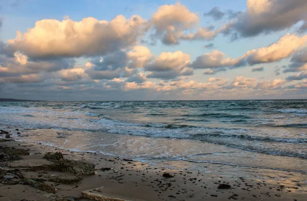 Красивый Вид Штормовое Море Облачным Небом Утрам — стоковое фото