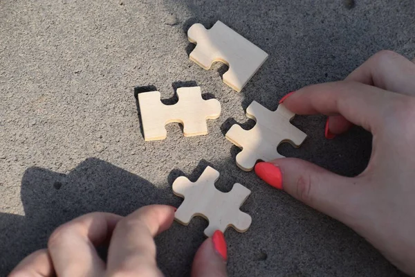 Une Vue Dessus Des Mains Féminines Reliant Des Pièces Puzzle — Photo