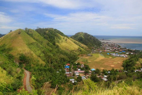 Etrafı Otla Kaplı Tepelerle Çevrili Küçük Bir Kasabaya Bakan Manzaralı — Stok fotoğraf