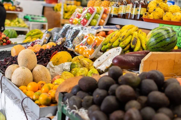 Uma Visão Colorida Uma Barraca Mercado Com Tipo Diferente Fruta — Fotografia de Stock
