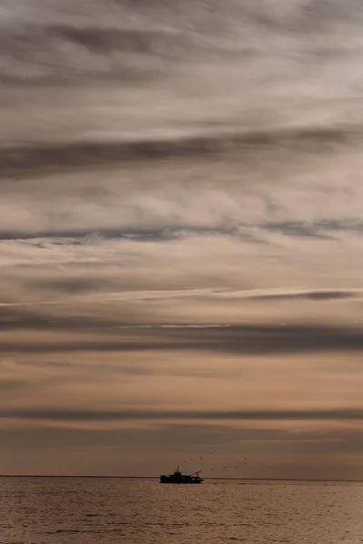 Een Verticaal Schot Van Een Boot Zee Bij Zonsondergang Met — Stockfoto